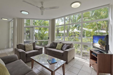 Tropical Nites Holiday Townhouses - Surfers Gold Coast 4