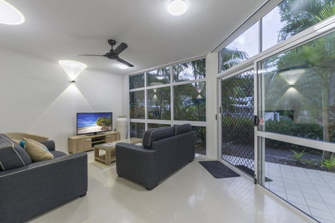 Tropical Nites Holiday Townhouses - Surfers Gold Coast 18