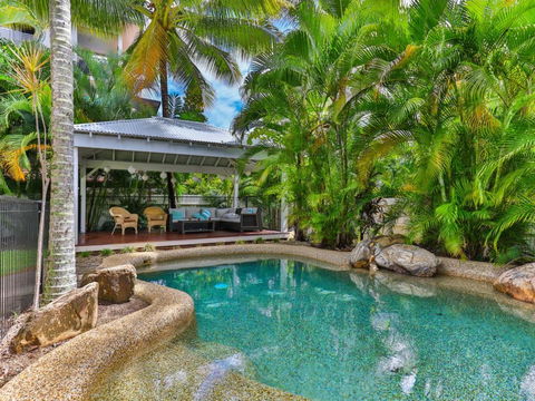 Whitehouse - Palm Cove - Surfers Gold Coast 0