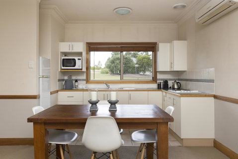 Windsors Edge Cottage Rothbury - Surfers Gold Coast 3