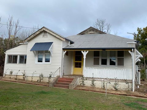 Yellow Door House Adelong - Surfers Gold Coast 1