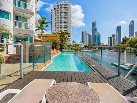 2 Bed 2 Bath With Private Balcony, Shared Heated Lap Pool And BBQ - Surfers Gold Coast 0
