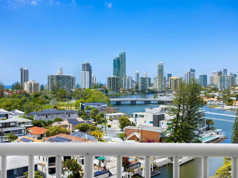 2 Bed 2 Bath With Private Balcony, Shared Heated Lap Pool And BBQ - Surfers Gold Coast 1