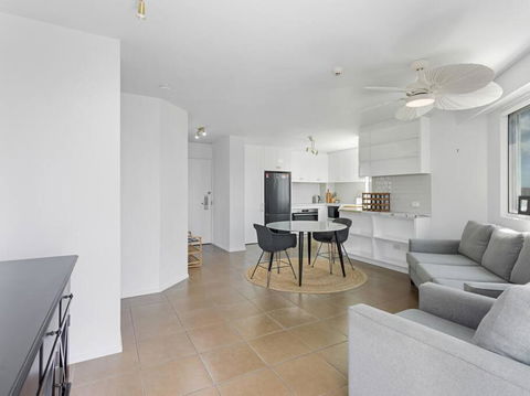 2 Bed 2 Bath With Private Balcony, Shared Heated Lap Pool And BBQ - Surfers Gold Coast 2