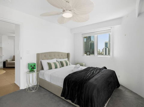 2 Bed 2 Bath With Private Balcony, Shared Heated Lap Pool And BBQ - Surfers Gold Coast 3