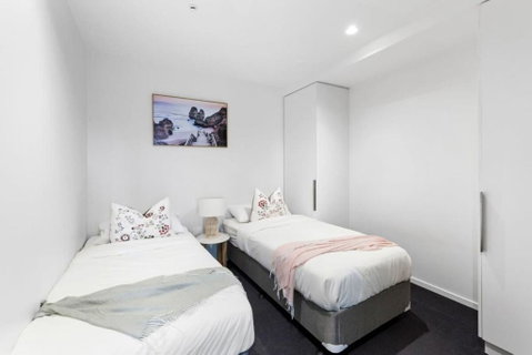 A 2BR Apt Near Shrine Of Remembrance FREE Parking - Surfers Gold Coast 3
