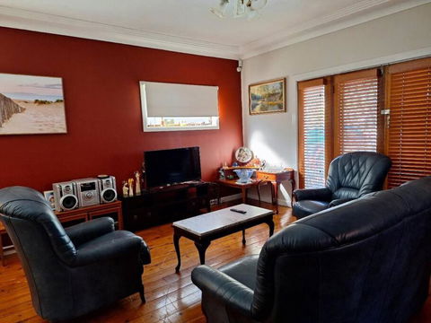 A Rosy House In Roselands - Surfers Gold Coast 0