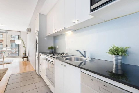 A Stylish & Cozy Studio Next To Darling Harbour - Surfers Gold Coast 4