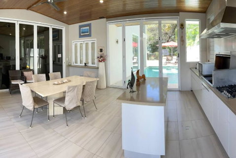Absolute Beachfront 2 Bedroom Luxury Holiday Apartment - Surfers Gold Coast 2