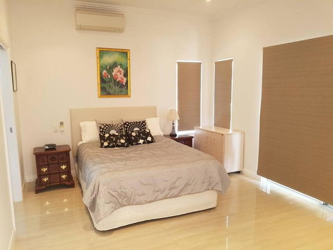 Absolute Beachfront 2 Bedroom Luxury Holiday Apartment - Surfers Gold Coast 3