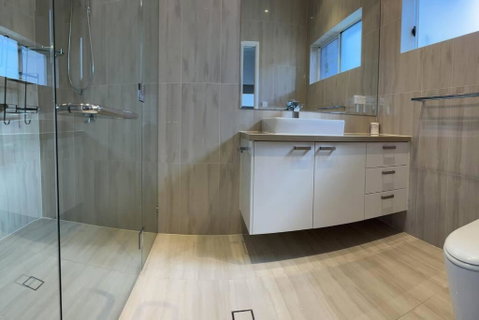 Absolute Beachfront 2 Bedroom Luxury Holiday Apartment - Surfers Gold Coast 4