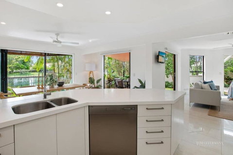 Affordable Luxury By The River - Surfers Gold Coast 4