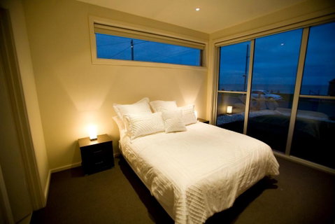 Aloha Beachfront Port Fairy - Surfers Gold Coast 3