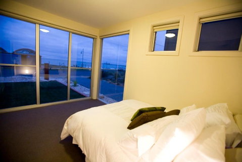 Aloha Beachfront Port Fairy - Surfers Gold Coast 4