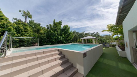 Alpha 8 On Waterson - Airlie Beach - Surfers Gold Coast 0