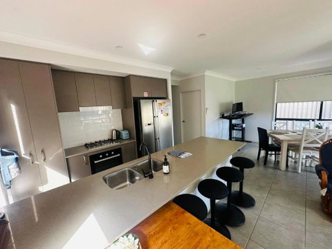 Amazing Air Austral With AC And Built-in Wardrobe - Surfers Gold Coast 4
