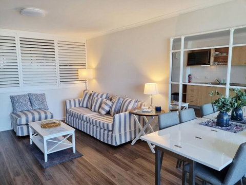 Apartment At The Entrance - Surfers Gold Coast 1