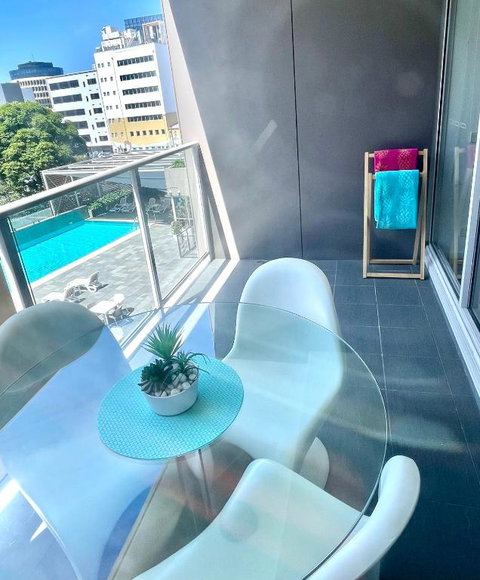 AQUA 306 POOLSIDE Luxury Apartment , Honeysuckle, NEWCASTLE FREE Parking - Surfers Gold Coast 2