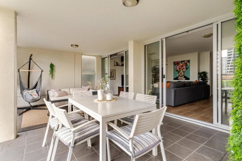 Artist Retreat With HUGE Entertaining Balcony - Surfers Gold Coast 1