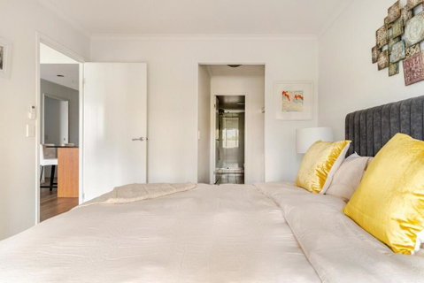 Artist Retreat With HUGE Entertaining Balcony - Surfers Gold Coast 4