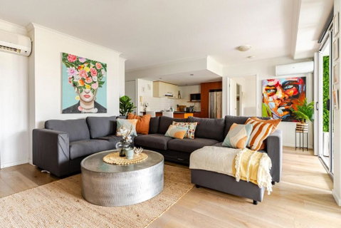 Artist Retreat With HUGE Entertaining Balcony - Surfers Gold Coast 0