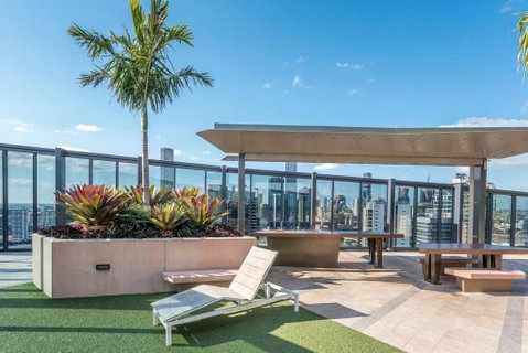Artistic South Brisbane 2 Bedroom Apartment With Parking - Surfers Gold Coast 1