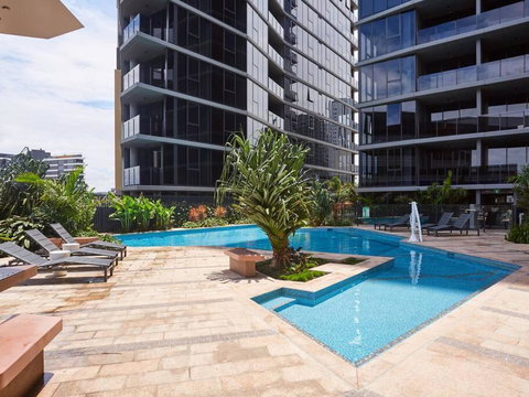 Artistic South Brisbane 2 Bedroom Apartment With Parking - Surfers Gold Coast 3
