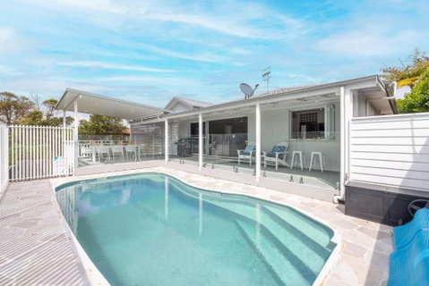 Ash Haven, 19 Ash St - Views, Pool, Air Con, Boat Parking, Wi-Fi - Surfers Gold Coast 2