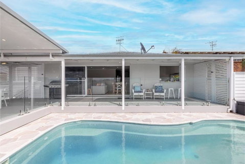 Ash Haven, 19 Ash St - Views, Pool, Air Con, Boat Parking, Wi-Fi - Surfers Gold Coast 3