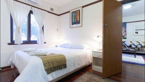 B4 Crawley Apartment 1 BRM & Sleepout Near UWA - Surfers Gold Coast 1