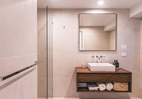BAY PROPERTIES . Bridgewood - Surfers Gold Coast 4