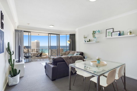Chevron Renaissance Ocean View - Surfers Gold Coast 6