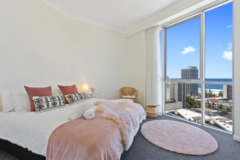 Chevron Renaissance Ocean View - Surfers Gold Coast 18