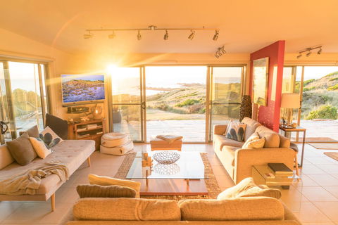 Porky Beach Retreat - King Island Escapes - Surfers Gold Coast 18
