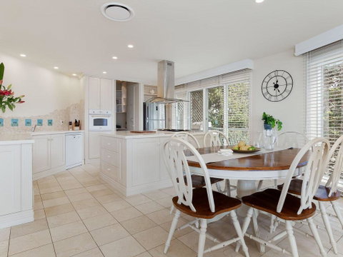 'Baylife Villa' 4a Warruga St - Large Home With WIFI, Netflix, Aircon, Linen & Spectacular Views - Surfers Gold Coast 3