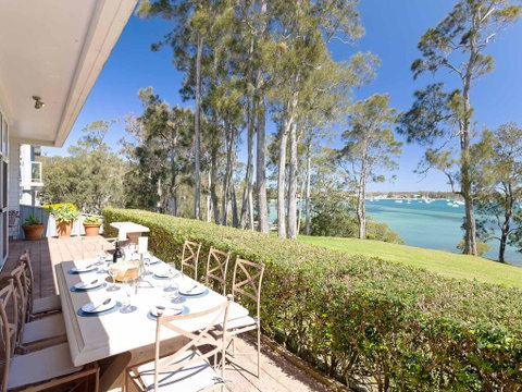 'Corlette Waterfront', 2/44 Danalene Parade - Waterfront Luxury, WIFI, Aircon, Boat Parking - Surfers Gold Coast 1