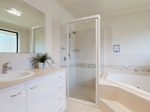 'Sandy Point Haven', 21a Sandy Point Rd - Stylish Haven With WIFI, Air Conditioning & Water Views - Surfers Gold Coast 1