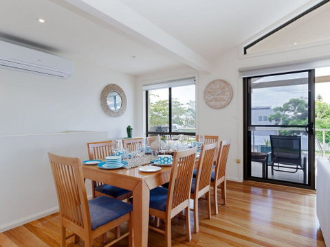 'Sandy Point Haven', 21a Sandy Point Rd - Stylish Haven With WIFI, Air Conditioning & Water Views - Surfers Gold Coast 3