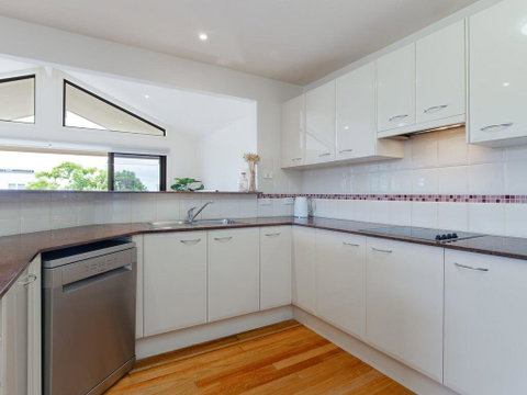'Sandy Point Haven', 21a Sandy Point Rd - Stylish Haven With WIFI, Air Conditioning & Water Views - Surfers Gold Coast 2