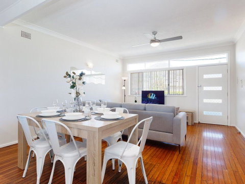 'Shoalz', 28 Rigney Street - Renovated Pet Friendly Cottage & Boat Parking - Surfers Gold Coast 2