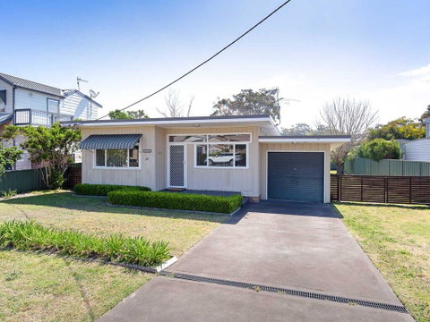 'Shoalz', 28 Rigney Street - Renovated Pet Friendly Cottage & Boat Parking - Surfers Gold Coast 0