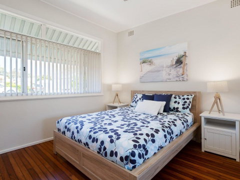 'Shoalz', 28 Rigney Street - Renovated Pet Friendly Cottage & Boat Parking - Surfers Gold Coast 1