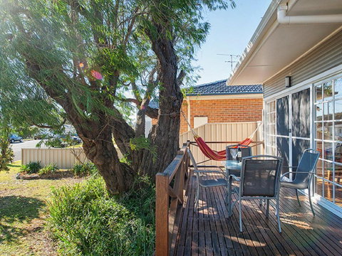 'The Croft' 11 Boulder Bay Rd - Cosy Beach House With Aircon & Only 270m To The Beach - Surfers Gold Coast 1