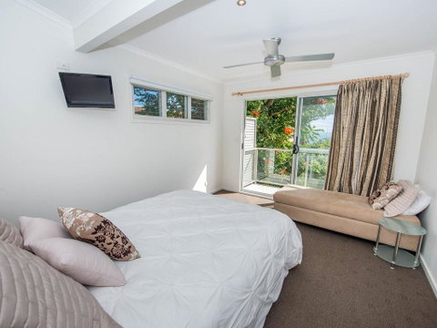 1 'Florida', 5 Lillian Street - 2 Min Walk To Beach, Shops & Restaurants - Surfers Gold Coast 3
