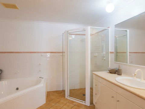 1 'Peninsula Waters', 2-4 Soldiers Point Road - Aircon, Pool & Massive Outdoor Area - Surfers Gold Coast 2