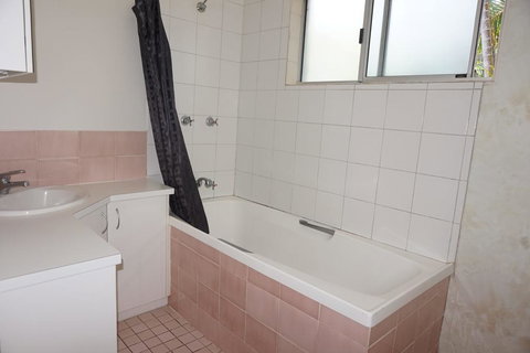 11 Bomburra Court - Rainbow Beach, Comfortable Beach House, Plenty Of Boat Parking - Surfers Gold Coast 1