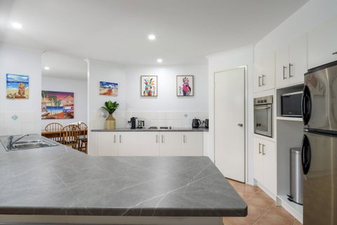 13 Orania Court, Rainbow Shores - Pool, Sleeps 8, Air Conditioning, Fire Pit - Surfers Gold Coast 3