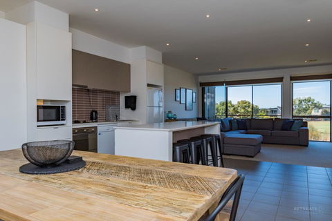 13 Shore Place - Surfers Gold Coast 2
