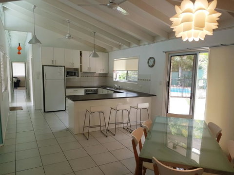 15 Larapinta Court - Family Home With Swimming Pool In A Quiet Street And Central Location Close To CBD - Surfers Gold Coast 0