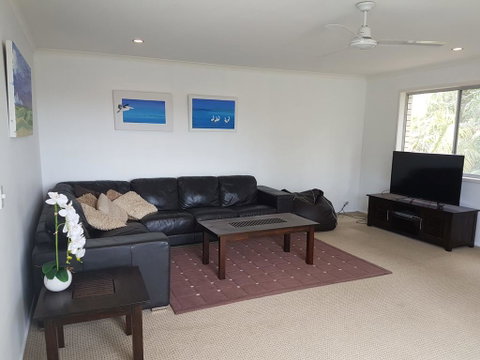 15 Larapinta Court - Family Home With Swimming Pool In A Quiet Street And Central Location Close To CBD - Surfers Gold Coast 1